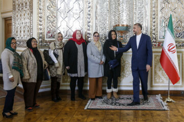 El encuentro de Amir Abdolahian con las invitadas del Congreso de Mujeres Influyentes