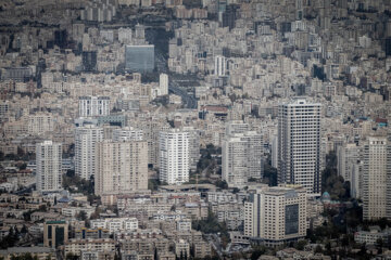 مهدی پیرهادی رئیس کمیسیون سلامت و خدمات شهری شورای شهر تهران در ارتباط با بحران آب در این شهر می‌گوید که از دولتمردان می‌خواهیم نسبت به سکونت‌پذیری شهر تهران تجدیدنظر کنند چرا که تهران بیش از ۱۰ میلیون نفر گنجایش ندارد.