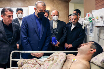 Hossein AmirAbdollahian, ministre iranien des Affaires étrangères, a rendu visite vendredi soir (27 janvier 2023) aux blessés de l'attaque d’un homme armé contre l'ambassade de la République d'Azerbaïdjan à Téhéran, à l'hôpital Shohaday-eTajrish (nord de Téhéran)et s'est enquis de l’état de leur santé