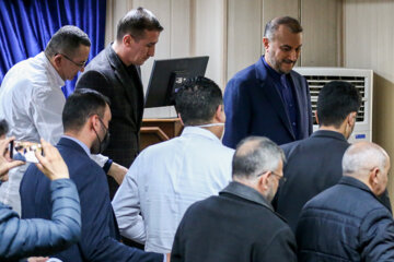 Hossein AmirAbdollahian, ministre iranien des Affaires étrangères, a rendu visite vendredi soir (27 janvier 2023) aux blessés de l'attaque d’un homme armé contre l'ambassade de la République d'Azerbaïdjan à Téhéran, à l'hôpital Shohaday-eTajrish (nord de Téhéran)et s'est enquis de l’état de leur santé