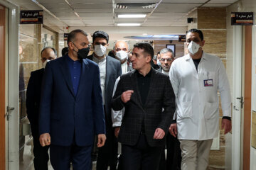 Hossein AmirAbdollahian, ministre iranien des Affaires étrangères, a rendu visite vendredi soir (27 janvier 2023) aux blessés de l'attaque d’un homme armé contre l'ambassade de la République d'Azerbaïdjan à Téhéran, à l'hôpital Shohaday-eTajrish (nord de Téhéran)et s'est enquis de l’état de leur santé