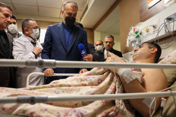 Hossein AmirAbdollahian, ministre iranien des Affaires étrangères, a rendu visite vendredi soir (27 janvier 2023) aux blessés de l'attaque d’un homme armé contre l'ambassade de la République d'Azerbaïdjan à Téhéran, à l'hôpital Shohaday-eTajrish (nord de Téhéran)et s'est enquis de l’état de leur santé