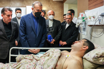 Le ministre des A.E., Hossein AmirAbdollahian rend visite aux blessés de l'attaque de l'ambassade de la République d'Azerbaïdjan