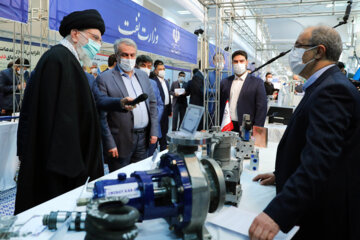 Visite de 3 heures de l'Ayatollah Khamenei à l'exposition des capacités de production nationales