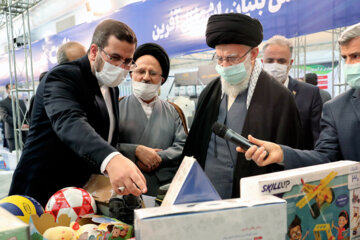 Visite de 3 heures de l'Ayatollah Khamenei à l'exposition des capacités de production nationales