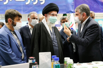 Visite de 3 heures de l'Ayatollah Khamenei à l'exposition des capacités de production nationales