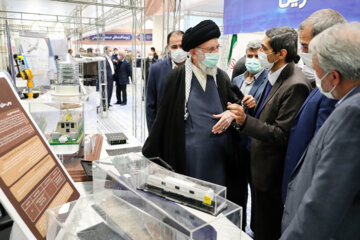 Visite de 3 heures de l'Ayatollah Khamenei à l'exposition des capacités de production nationales