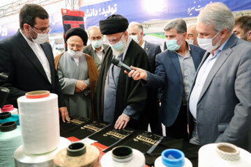 Visite de 3 heures de l'Ayatollah Khamenei à l'exposition des capacités de production nationales