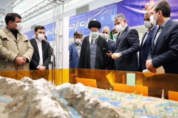 Visite de 3 heures de l'Ayatollah Khamenei à l'exposition des capacités de production nationales