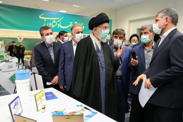 Visite de 3 heures de l'Ayatollah Khamenei à l'exposition des capacités de production nationales