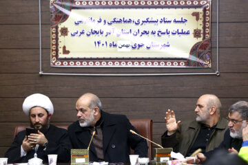 El ministro iraní del Interior visita las zonas damnificadas por el terremoto en Joy 