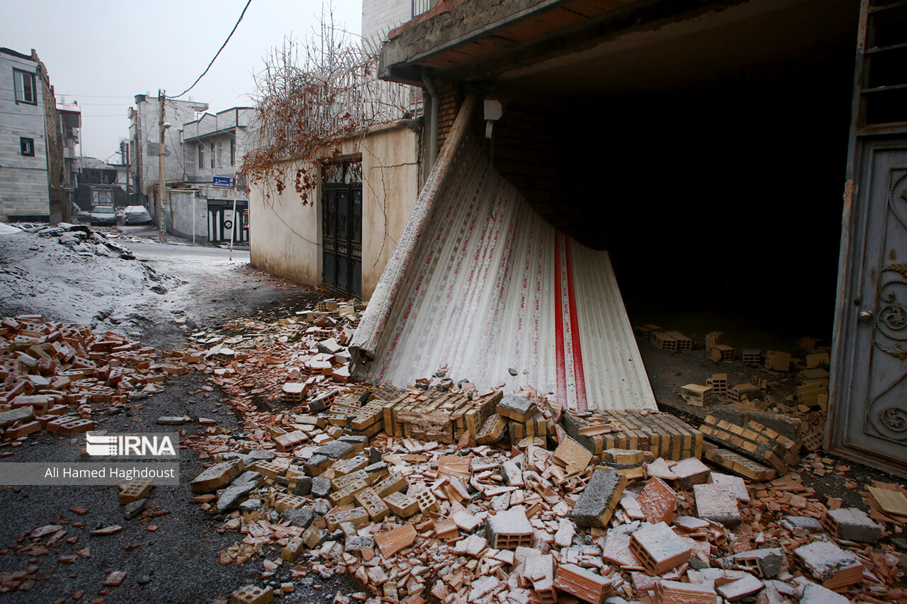 حضور نیروهای امدادی بنیاد مسکن در خوی/ برآورد میزان خسارت‌های ناشی از زلزله در حال انجام است