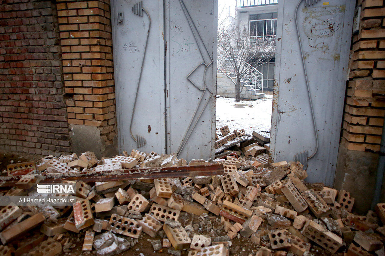 دولت ۳۰۰ میلیارد ریال به شهرهای زلزله زده آذربایجان غربی کمک کرد