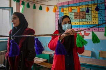 Los estudiantes de las escuelas en Gazestán decoran sus clases 