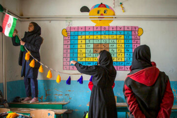 Los estudiantes de las escuelas en Gazestán decoran sus clases 