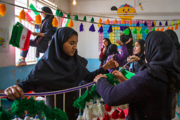 Los estudiantes de las escuelas en Gazestán decoran sus clases 