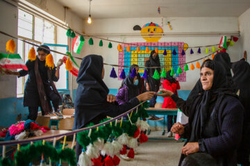 Los estudiantes de las escuelas en Gazestán decoran sus clases 