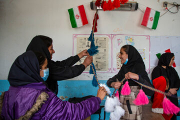 Los estudiantes de las escuelas en Gazestán decoran sus clases 