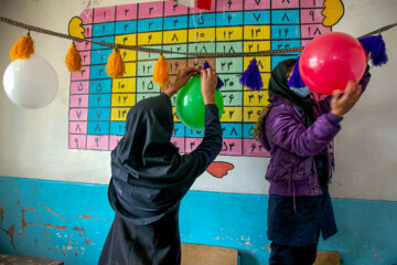 Los estudiantes de las escuelas en Gazestán decoran sus clases 