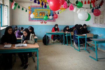 Los estudiantes de las escuelas en Gazestán decoran sus clases 