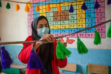 Los estudiantes de las escuelas en Gazestán decoran sus clases 