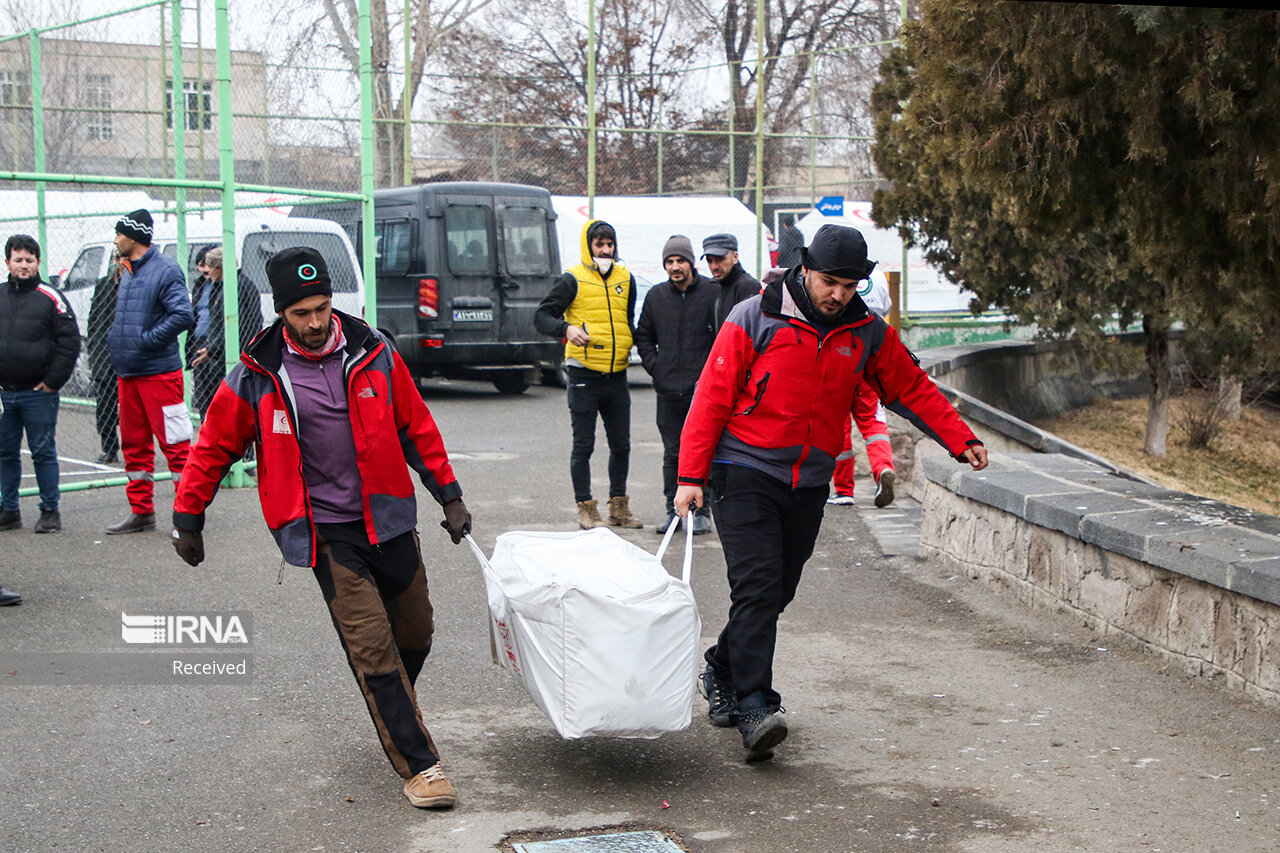 ۴۵۰ دستگاه چادر از یزد برای زلزله‌زدگان خوی ارسال شد