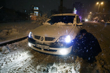 La nieve cubre de blanco Hamedán
