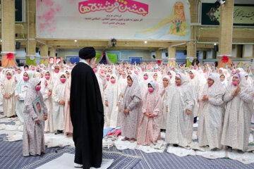 La Fête d’Adoration des écolières tenue en présence du Guide suprême, l’Ayatollah Khamenei