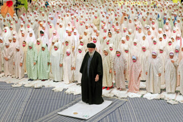 La Ceremonia de la Adoración de un grupo de alumnas con la presencia del Líder Supremo en Teherán

