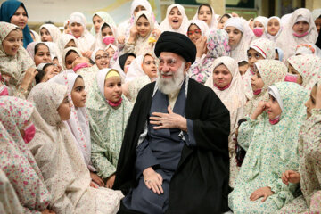 La Ceremonia de la Adoración de un grupo de alumnas con la presencia del Líder Supremo en Teherán
