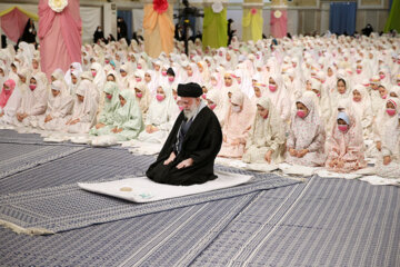 La Fête d’Adoration des écolières tenue en présence du Guide suprême, l’Ayatollah Khamenei