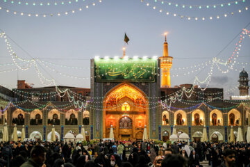Iraníes festejan el aniversario del nacimiento de Ali Ibn Abi Talib (P) en el mausoleo del Imam Reza (P)