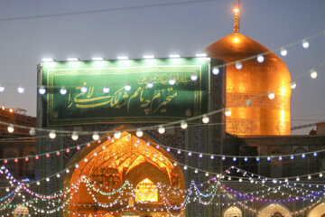 Sanctuaire du très vénéré Imam Reza (P) à Machhad à la veille de l'anniversaire de l’Emir des Croyants (P) (Photo : Mohsen Bakhshandeh)