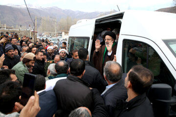 El presidente iraní visita las zonas afectadas por terremoto en Joy
