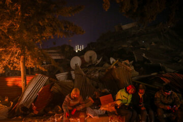 Las operaciones de búsqueda y rescate continúan en Turquía tras el terremoto
