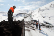 فیلم| همت گرمابخش امدادگران در جاده‌های برفگیر مازندران