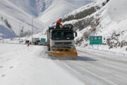 آغاز بارش برف در محور هراز/ ترافیک سنگین در محورهای هراز، چالوس و فیروزکوه