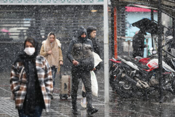 La nieve cubre de blanco Teherán