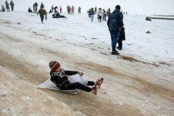 Los karayíes disfrutan de un día de nieve