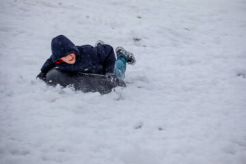 Los karayíes disfrutan de un día de nieve