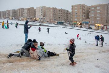 Los karayíes disfrutan de un día de nieve