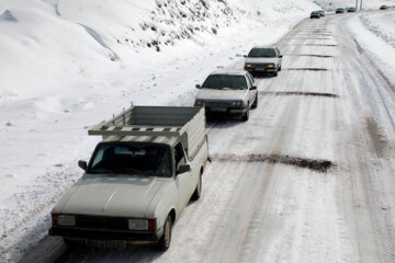 برف و باران همچنان میهمان جاده‌های خراسان رضوی است