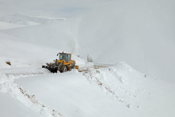 کولاک در برخی محورهای شمال آذربایجان غربی/ ۴۰ کیلومتر برف روبی شد