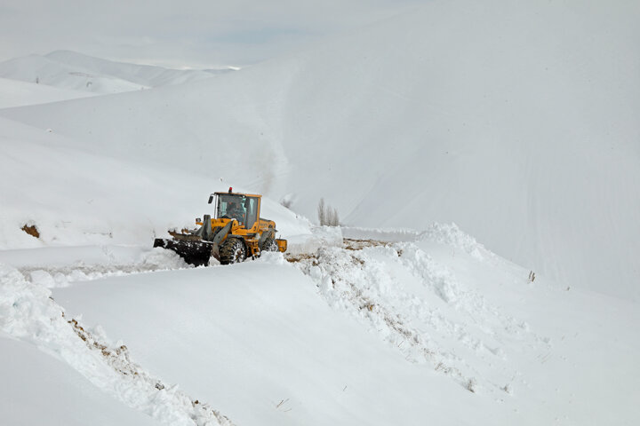 فیلم / عملیات برف روبی در محورهای کوهستانی الیگودرز