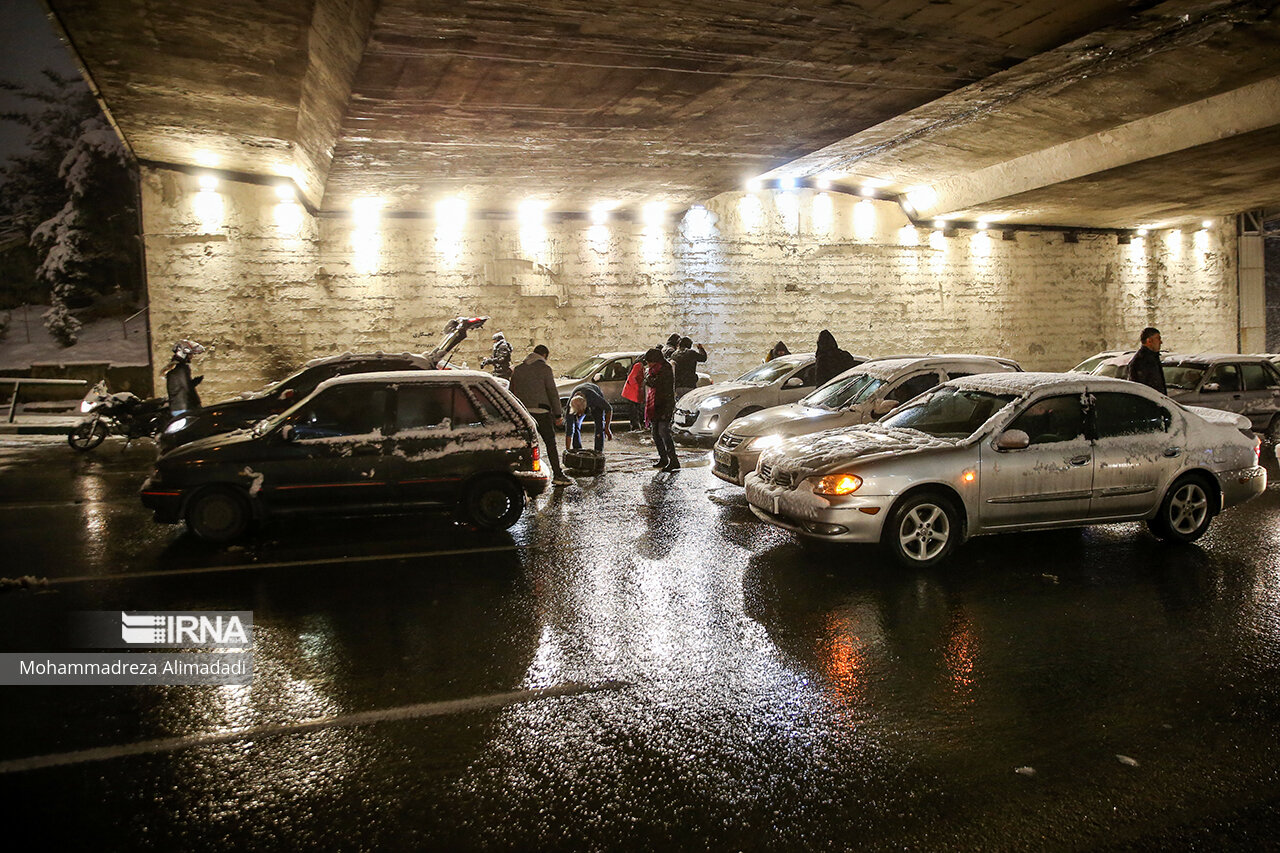 خیابان‌های برفی و لغزنده تهران و سرسره بازی خودروها را ببینید + تصاویر