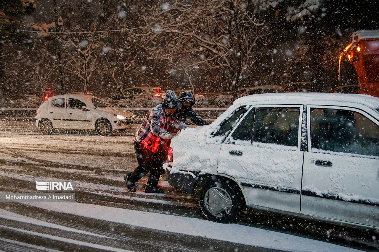 خیابان‌های برفی و لغزنده تهران و سرسره بازی خودروها را ببینید + تصاویر