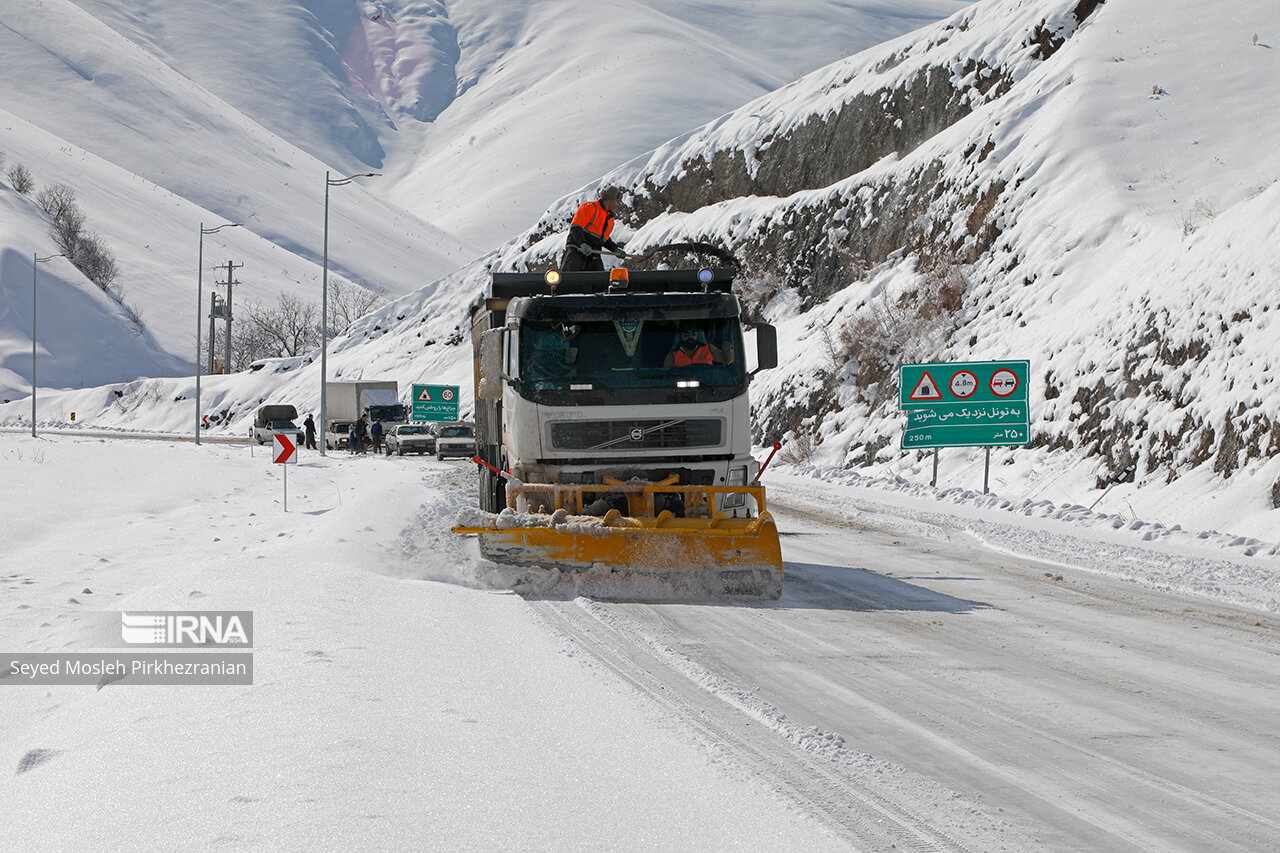 آغاز بارش برف در محور هراز/ ترافیک سنگین در محورهای هراز، چالوس و فیروزکوه