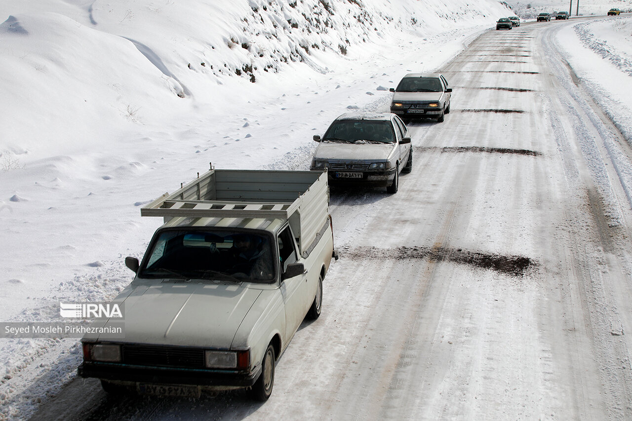 بارش برف و ترافیک سنگین در جاده کرج - چالوس