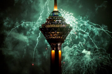 
Feux d'artifice organisés à la tour Milad de Téhéran à l'occasion de l'anniversaire de la victoire de la révolution islamique
