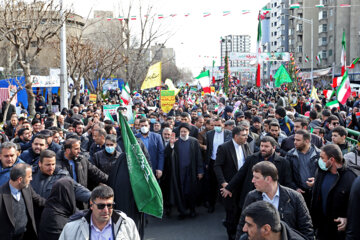  آیت الله «سیدابراهیم رییسی» رییس جمهور در راهپیمایی چهل و چهارمین بهار پیروزی انقلاب اسلامی ایران 